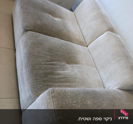 ספה בהירה עם כתמים לפני ניקוי